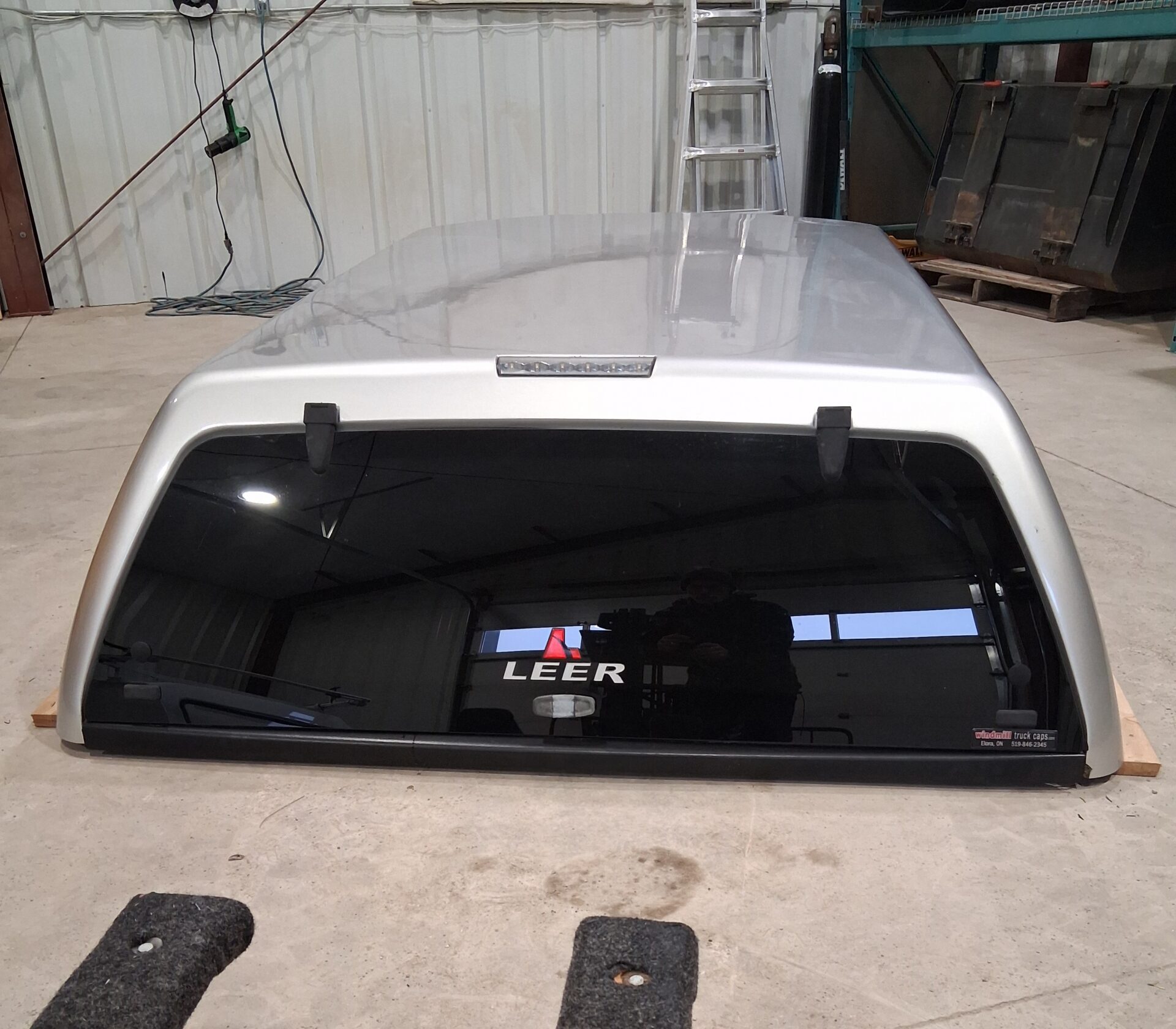 09-14 F150 6’6 Silver Leer 100XL Truck Cap - Image 2