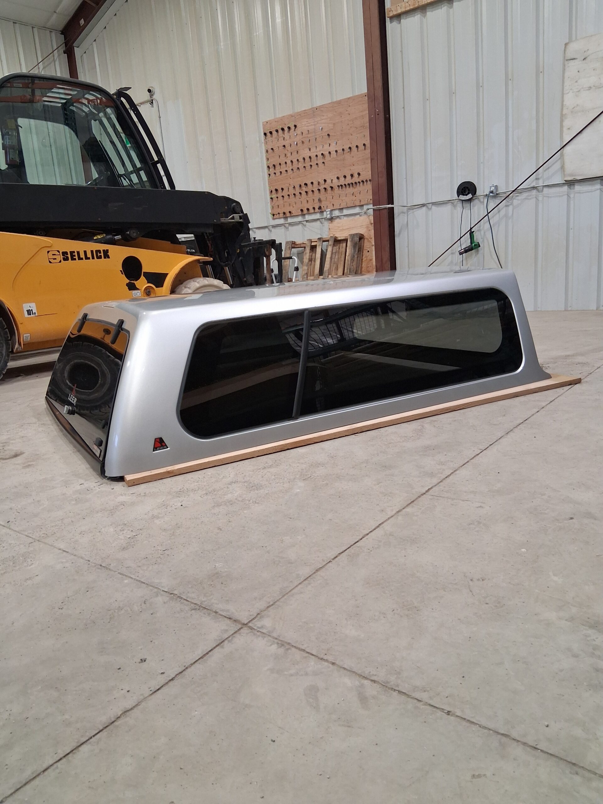 09-14 F150 6’6 Silver Leer 100XL Truck Cap - Image 3