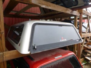 2007 – 2013 GMC Sierra 1500 6’6 CREW Cab Fine Silver Birch Leer 100R Truck Cap