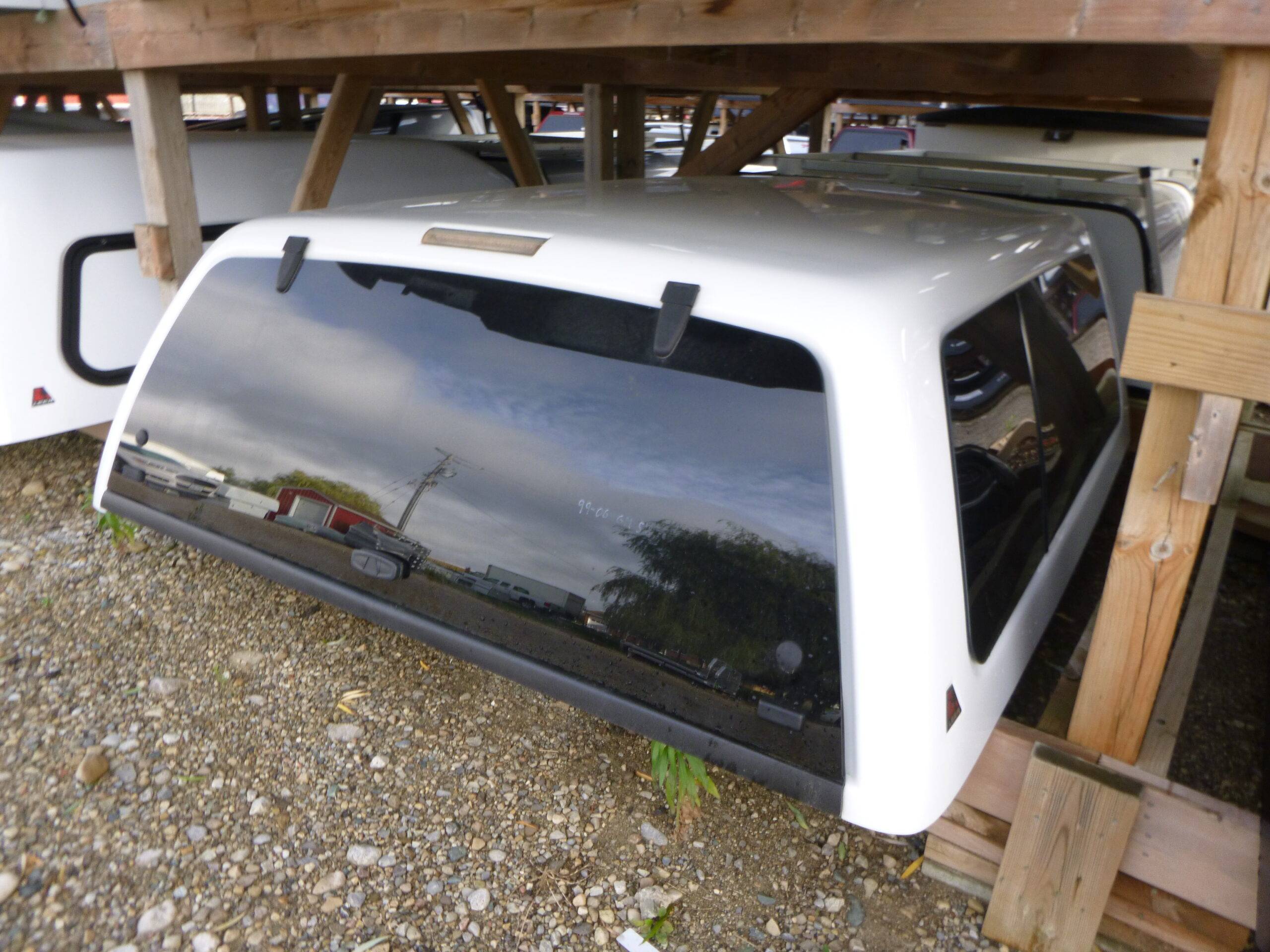 2004 – 2006 GMC Sierra or Chevrolet Silverado CREW Cab 5’8 Olympic White Leer 100XL Truck Cap - Image 2