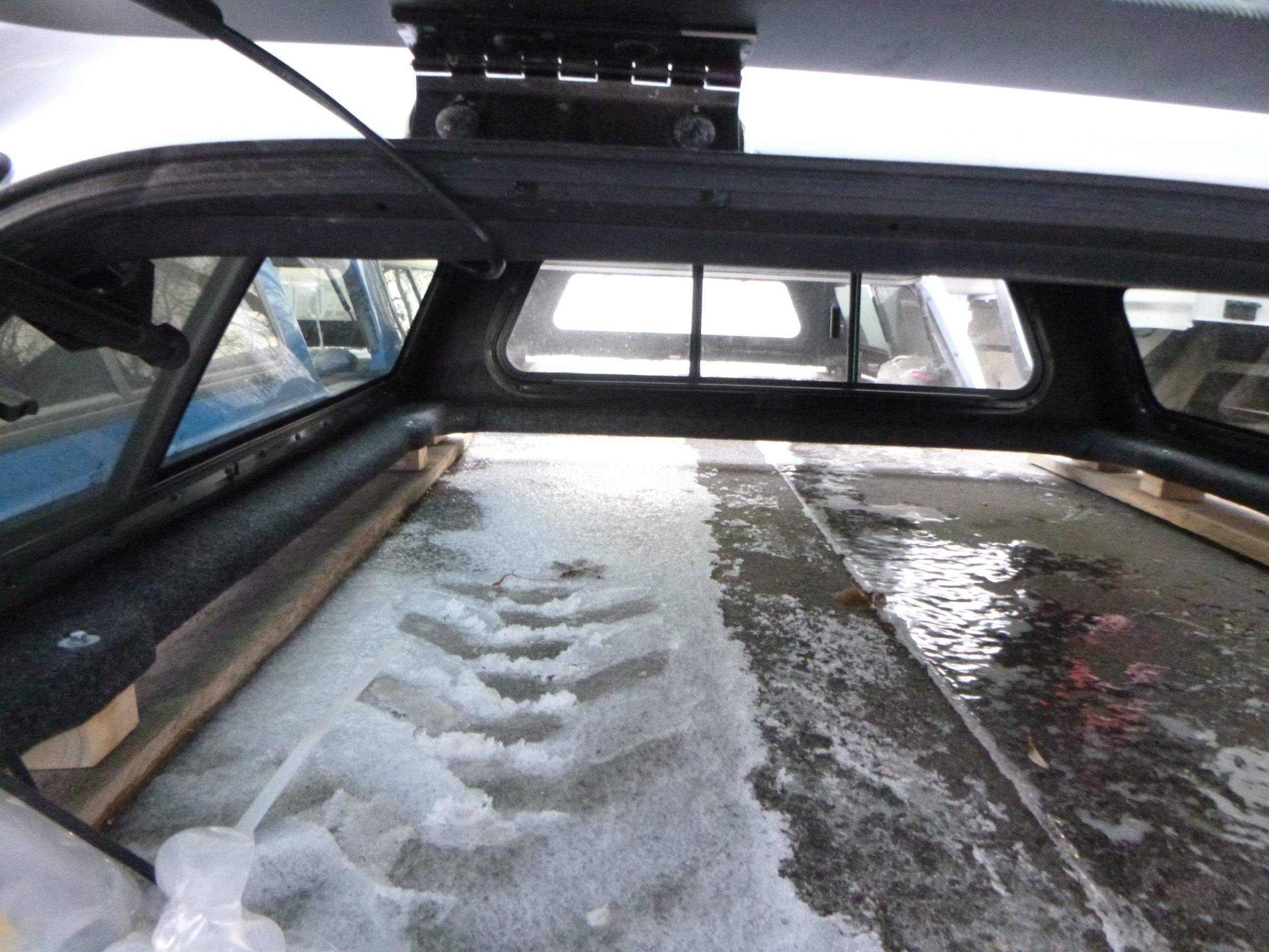 2019 – 2023 Ford Ranger 6′ UX Ignot Silver Leer 100XLTruck Cap - Image 3