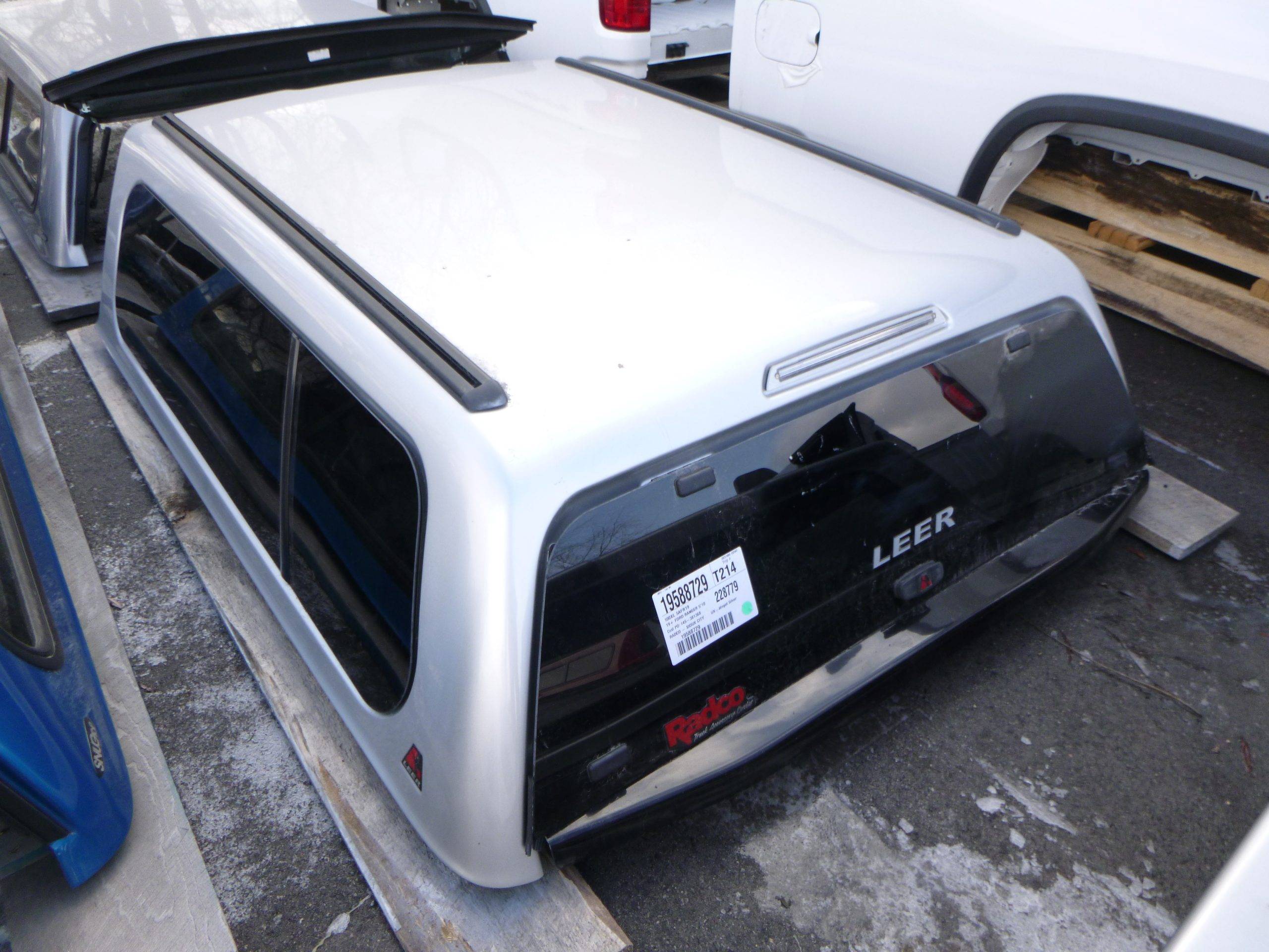 2019 – 2023 Ford Ranger 6′ UX Ignot Silver Leer 100XLTruck Cap - Image 2