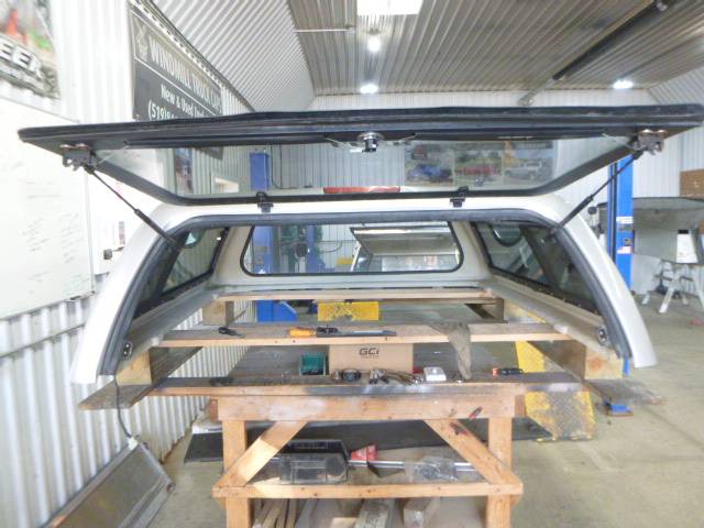 2007 – 2013 GMC Sierra 5’8 Crew Cab Fine Silver Birch Leer100XL Truck Cap - Image 6