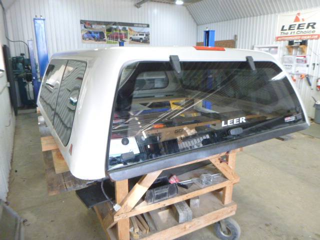 2007 – 2013 GMC Sierra 5’8 Crew Cab Fine Silver Birch Leer100XL Truck Cap - Image 2