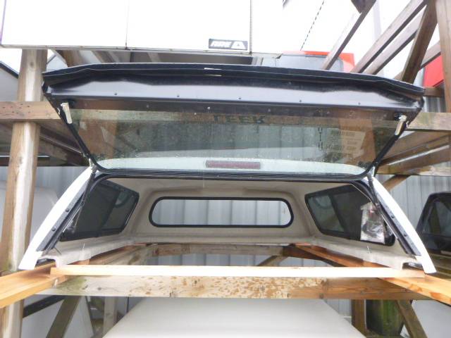 2023 – 2026 Chevrolet Colorado NEW 5’2 GAZ Summit White Leer 100S Truck Cap - Image 3
