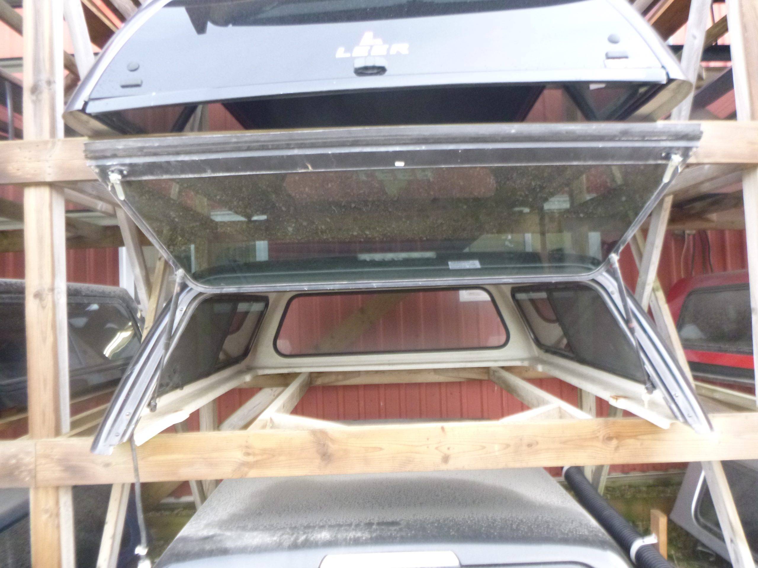 2007 – 2013 Chevrolet Silverado 5’8 1500 41 Black Leer100R Truck Cap - Image 3