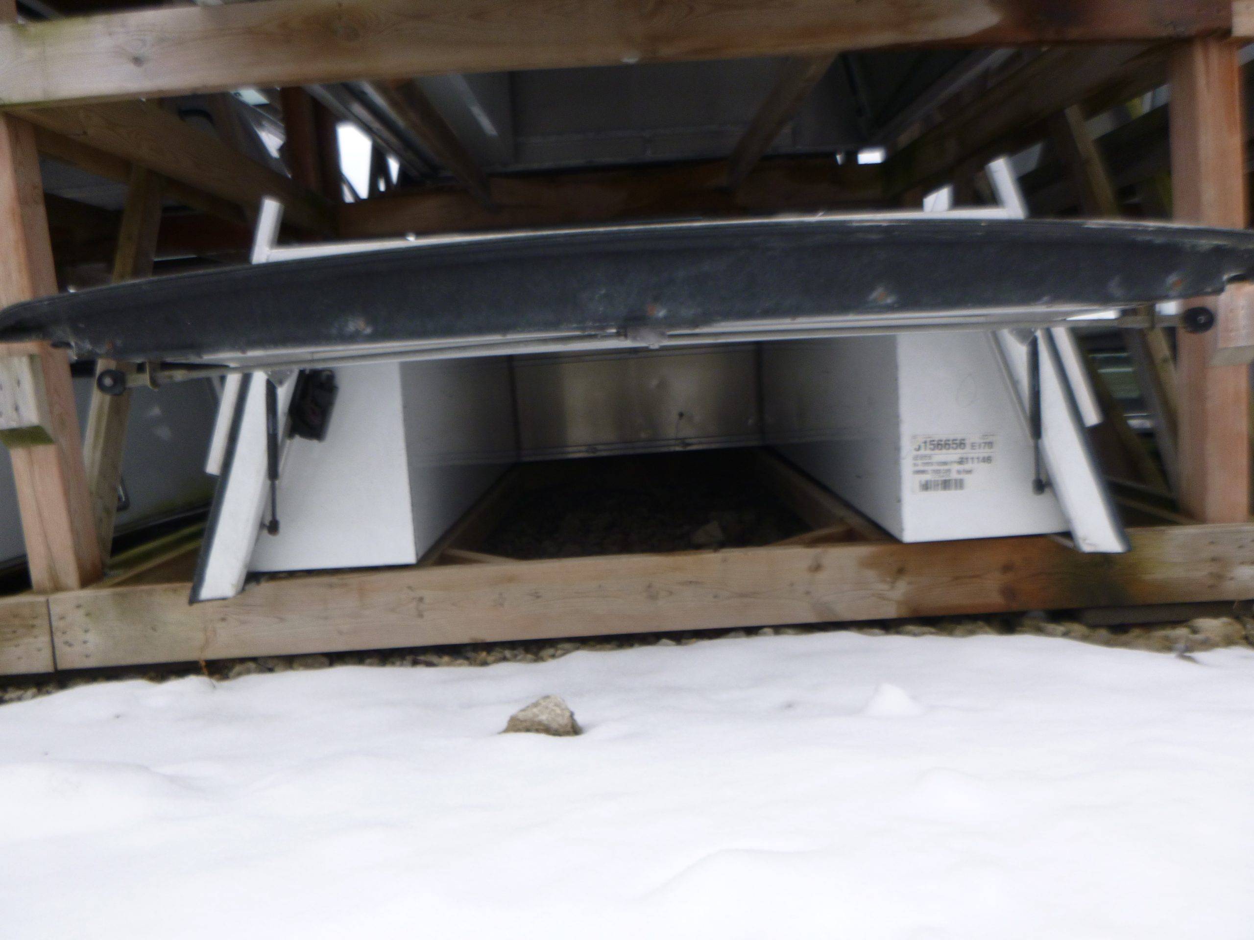 2016 – 2023 Toyota Tacoma 6’2 White Leer Contractor Truck Cap - Image 3