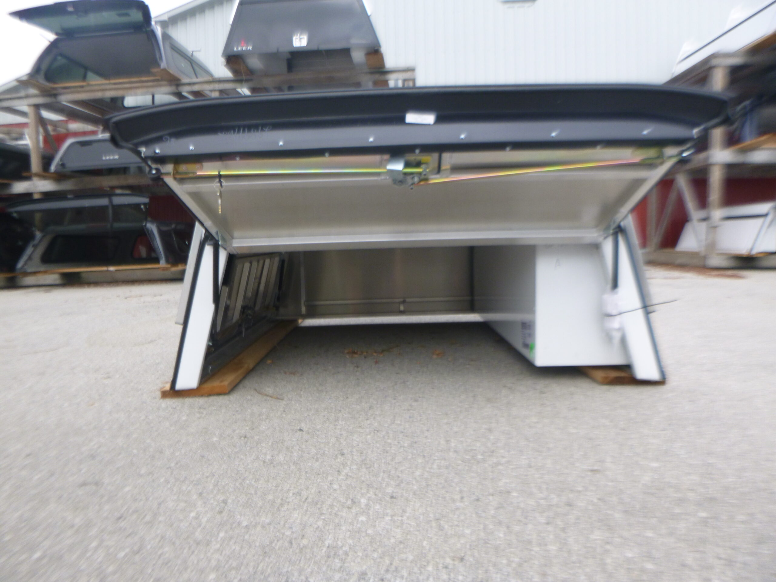 2022 – 2026 NEW Ford Maverick 5′ White Leer Contractor Truck Cap - Image 3