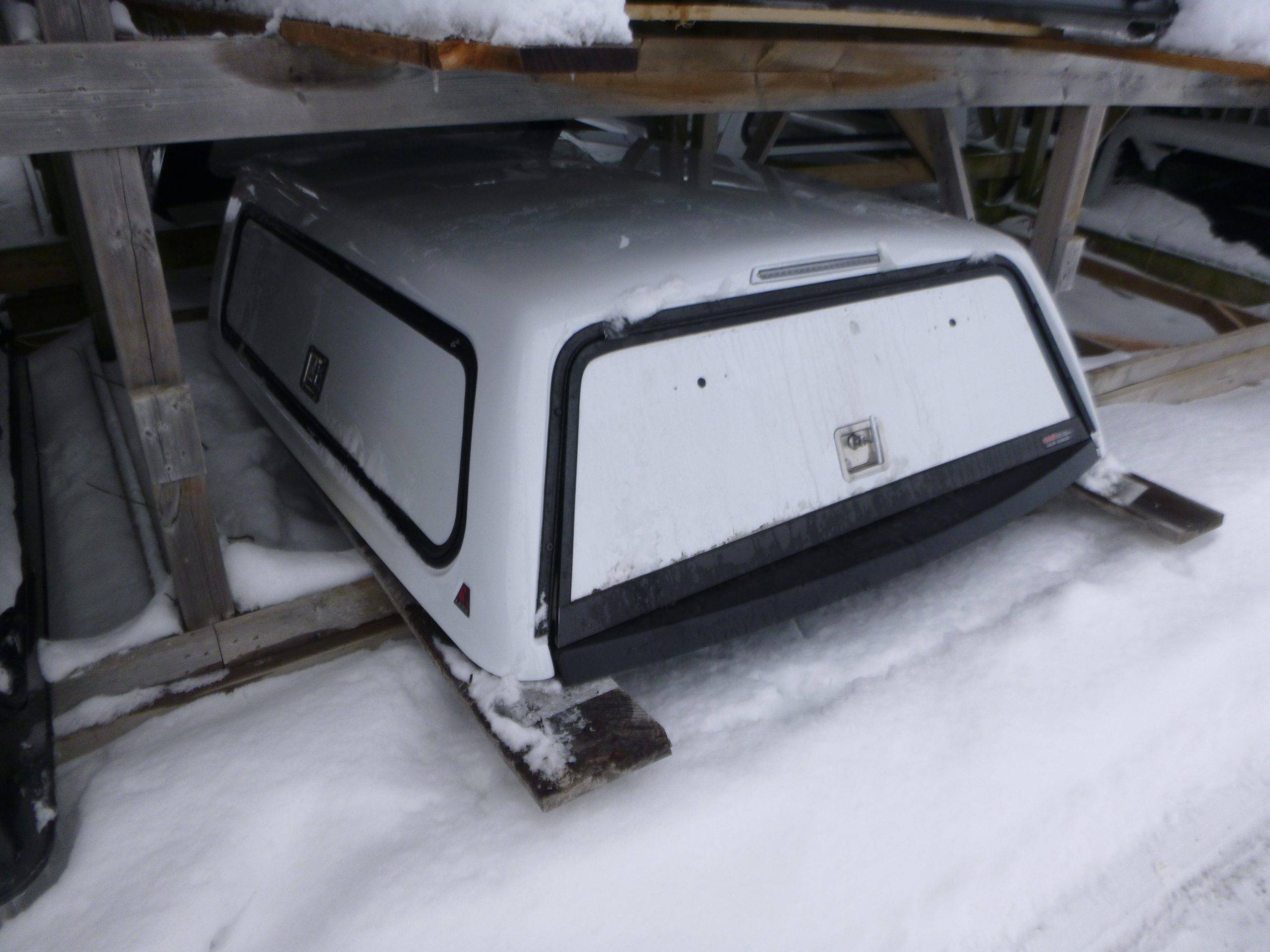 2019 – 2026 Dodge Ram 1500 6’4 New Body Style PW7 Bright White Leer100RCC Truck Cap - Image 2