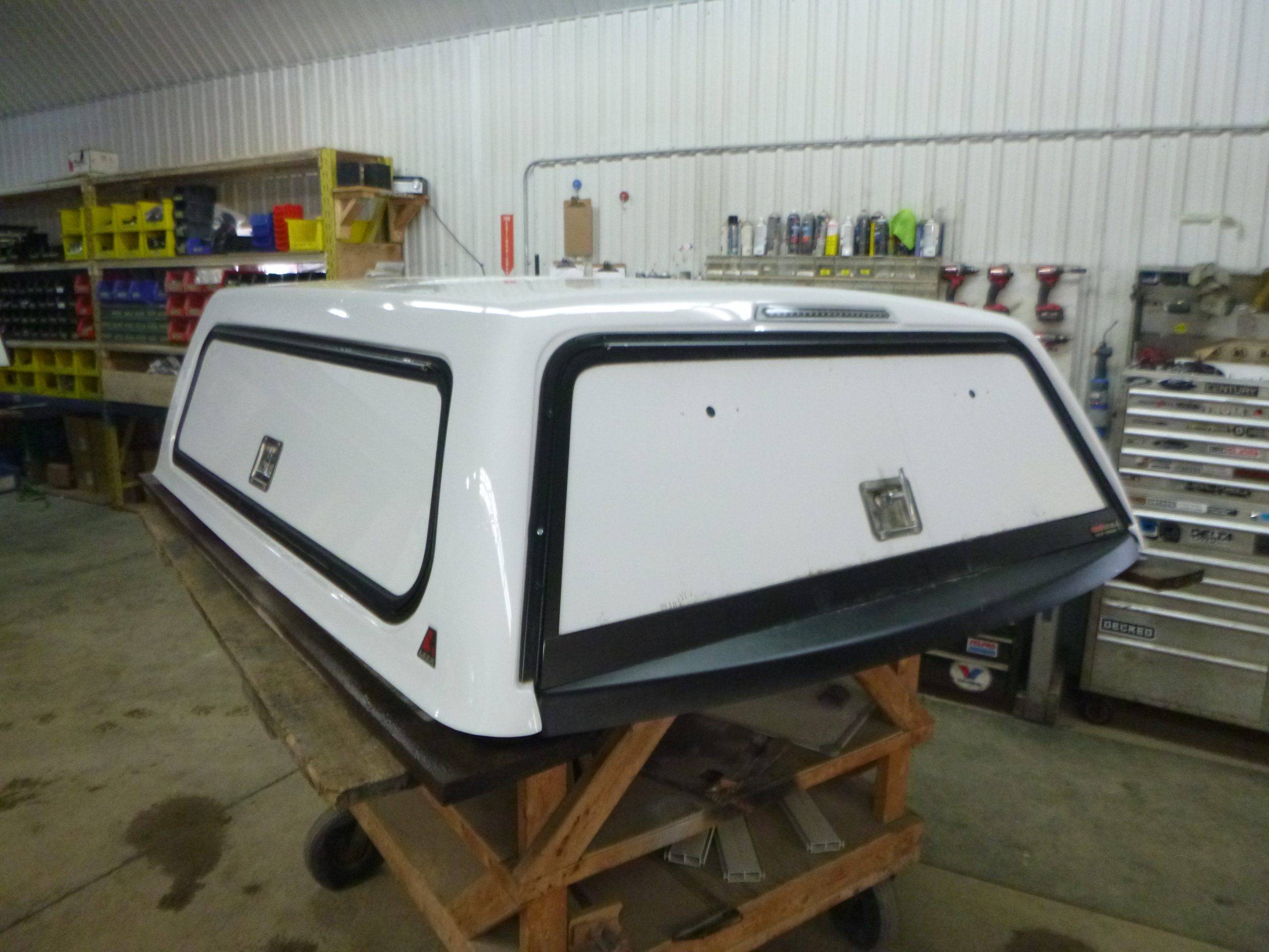 2019 – 2026 Dodge Ram 1500 6’4 New Body Style PW7 Bright White Leer100RCC Truck Cap
