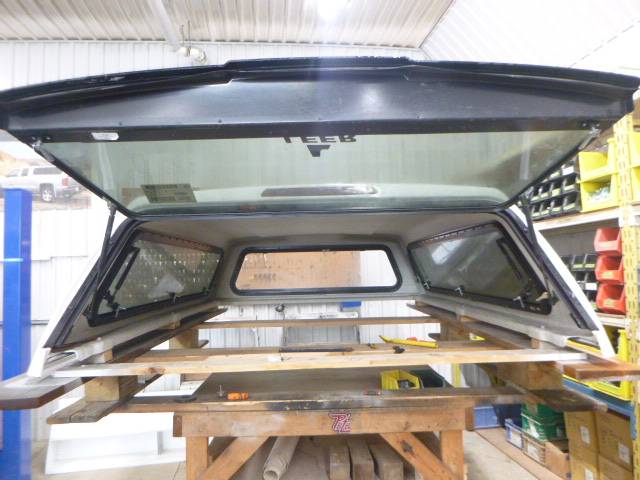 2021 – 2026 Ford F150 8′ YZ White Leer100R Truck Cap - Image 3