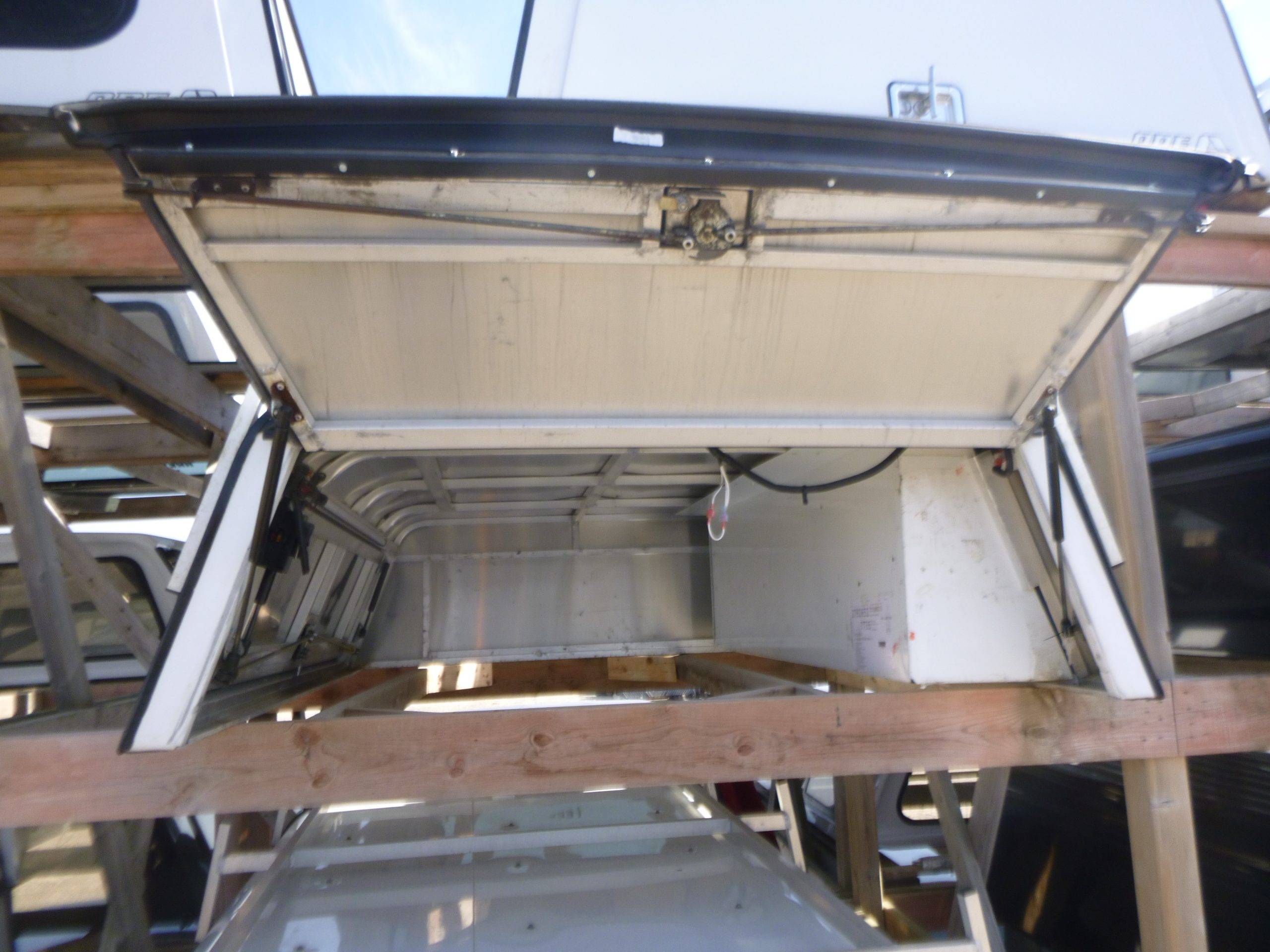 2015 – 2022 Chevrolet Colorado or GMC Canyon 6’2 White Leer Contractor Truck Cap - Image 3
