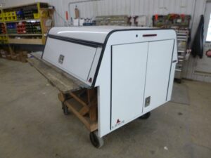 2023 – 2026 GMC Canyon or Chevrolet Colorado 5′ White Leer Contractor Truck Cap
