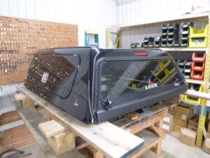 2024 – 2026 Toyota Tacoma 5’2 202 Black Sand Pearl Leer100SCC Truck Cap