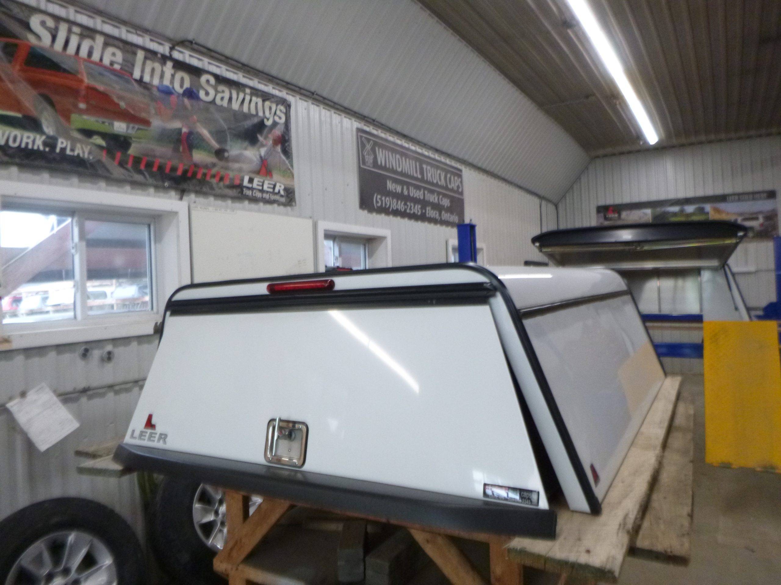 2022 – 2026 Nissan Frontier 6’2 White Leer Contractor Truck Cap - Image 2