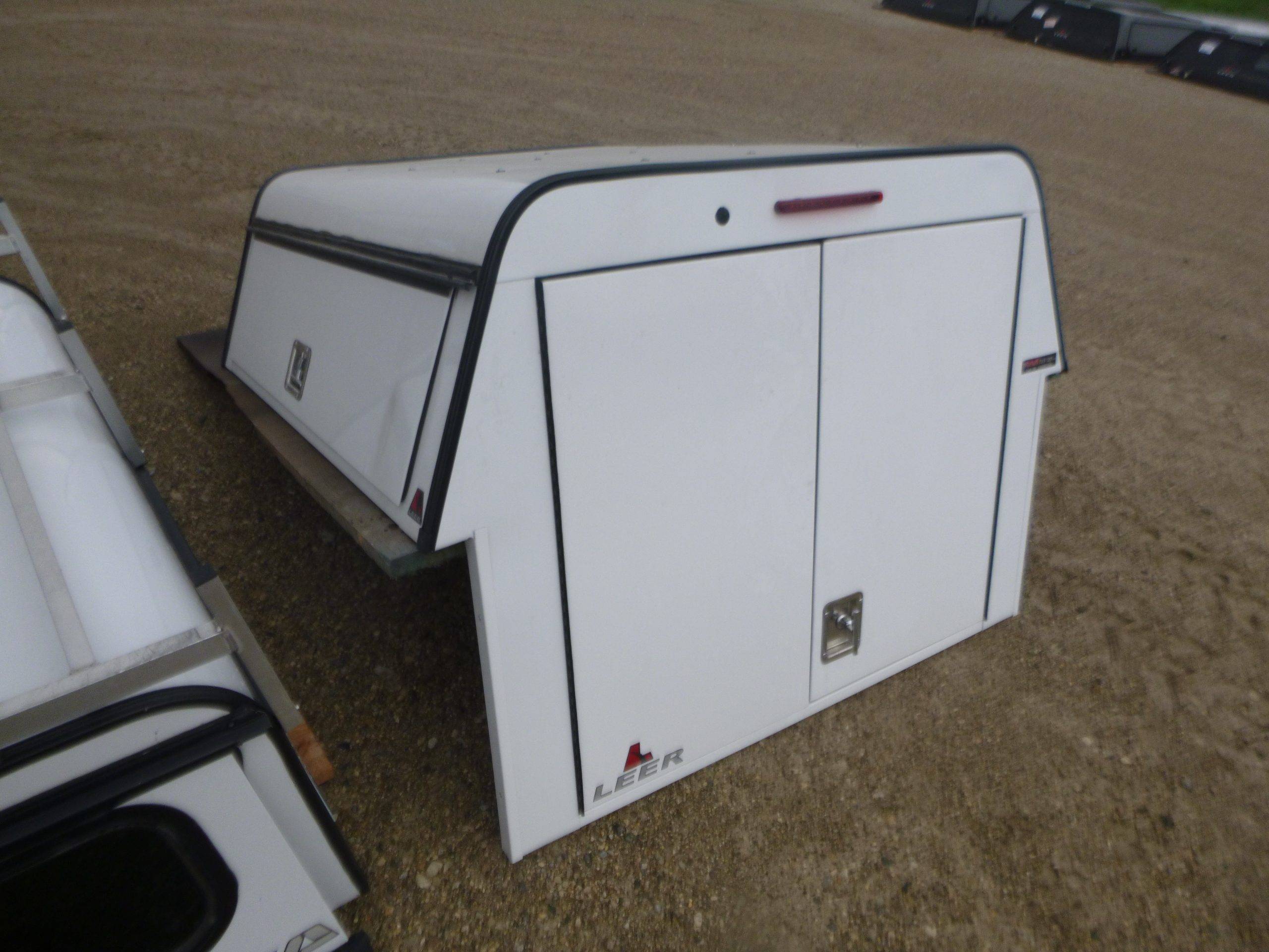 2023 – 2026 Chevrolet Colorado or GMC Canyon 5’2 White Leer Contractor Truck Cap - Image 2