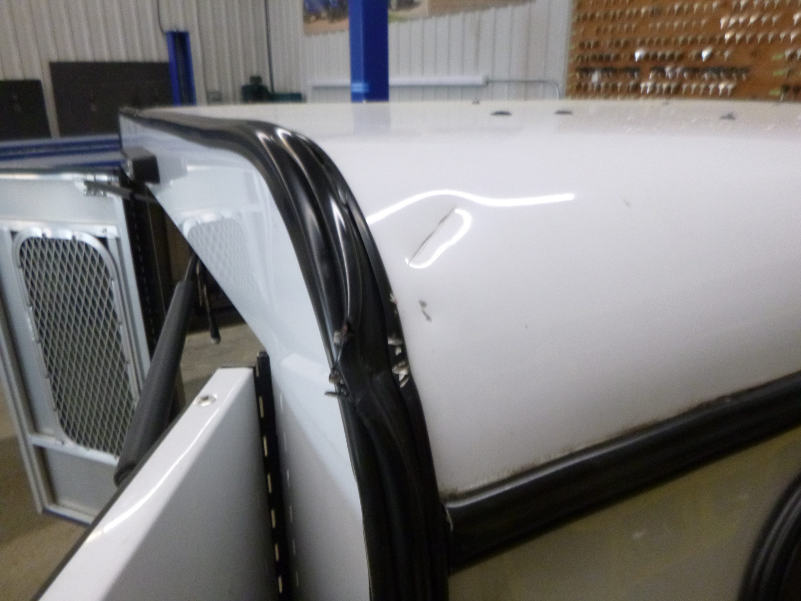 2019 – 2023 Ford Ranger 6′ White ARE Contractor Truck Cap - Image 7