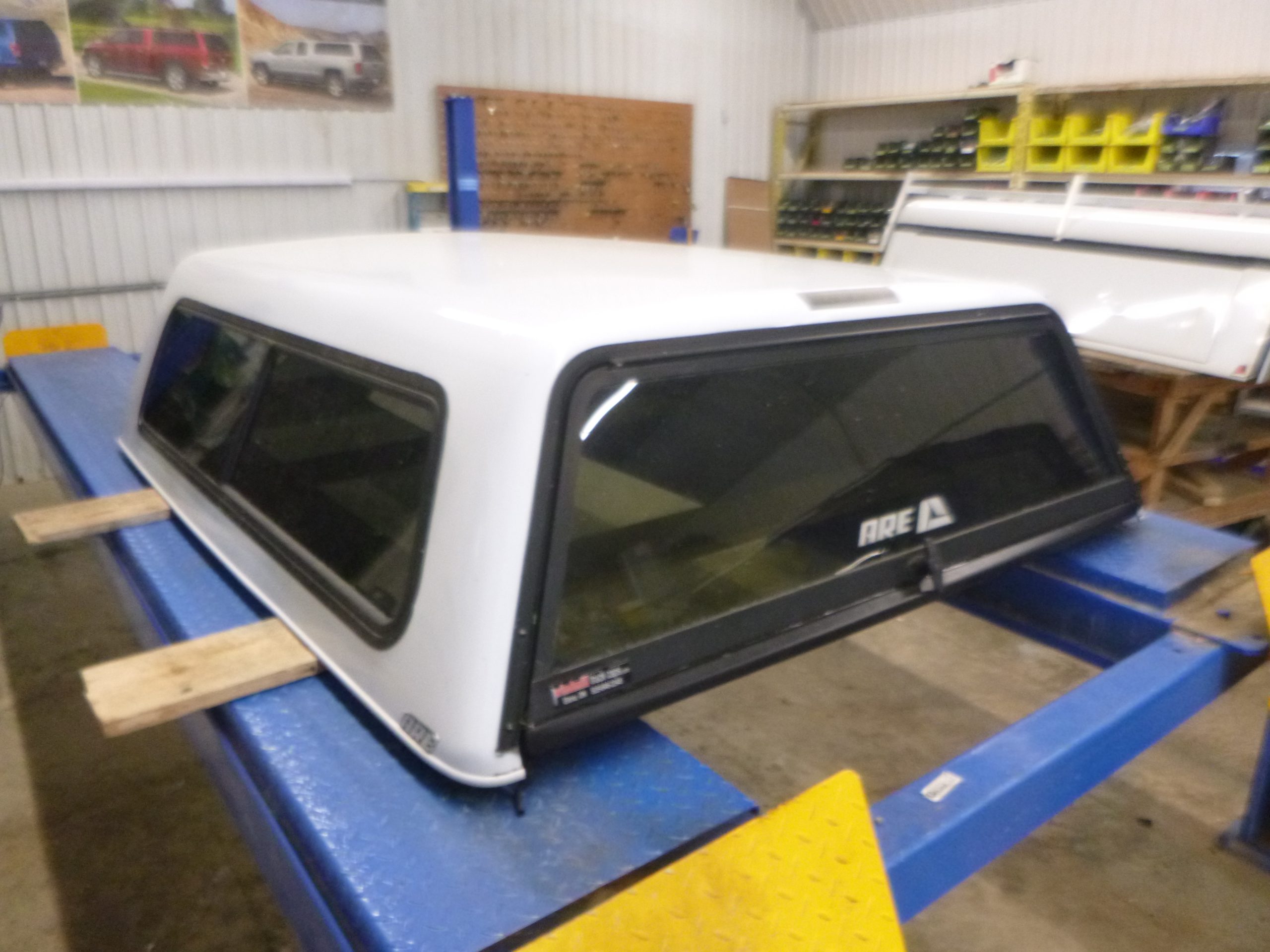 2009 – 2014 Ford F150 6’6 White ARE Truck Cap