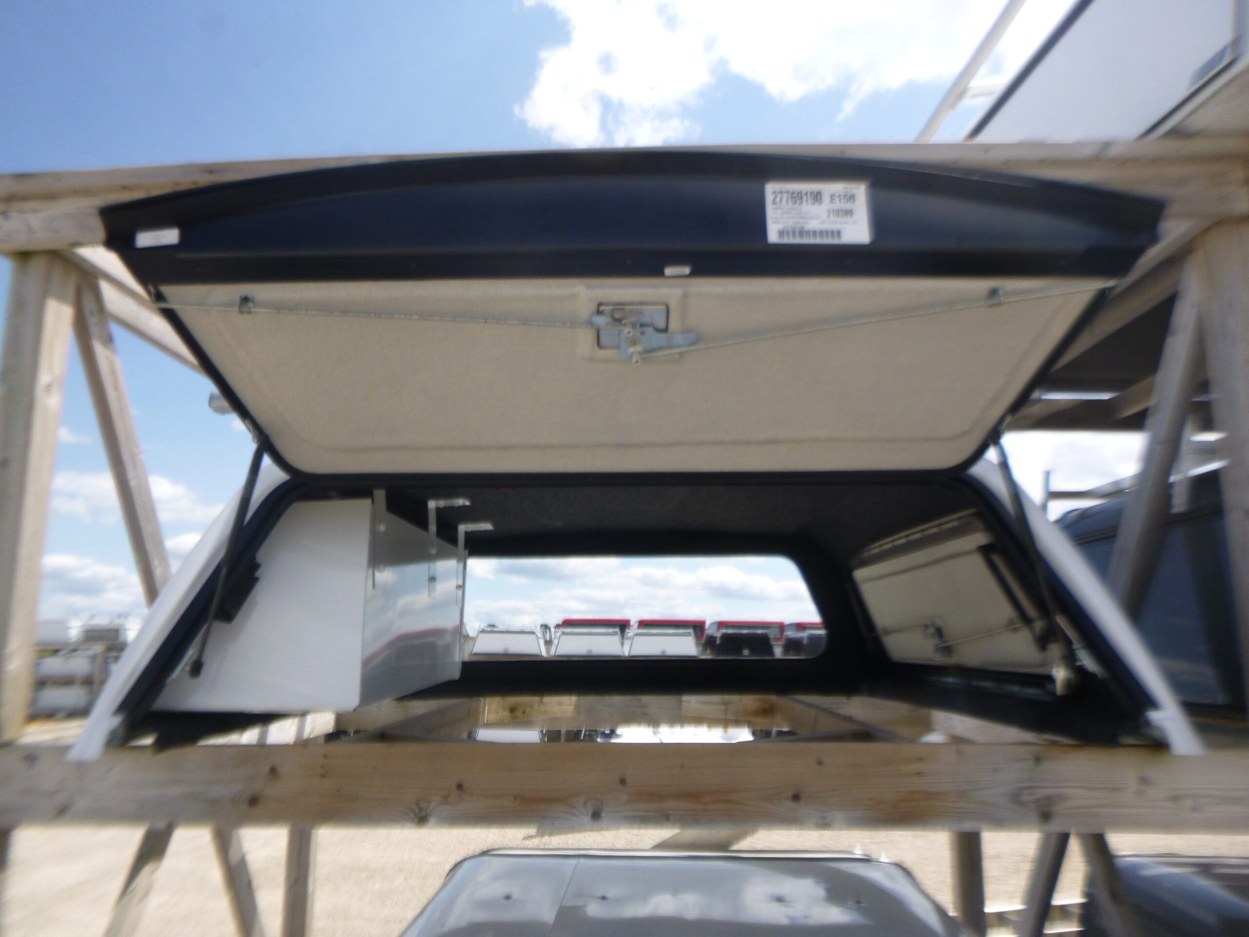 2019 – 2026 Dodge Ram New Body Style 5’7 PW7 Bright White Leer100RCC Truck Cap - Image 3