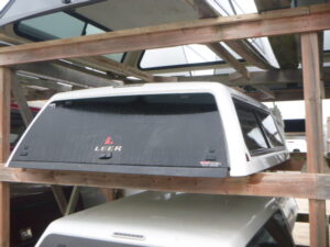 Dodge Ram 6’4 PW7 Bright White Leer100XR Truck Cap