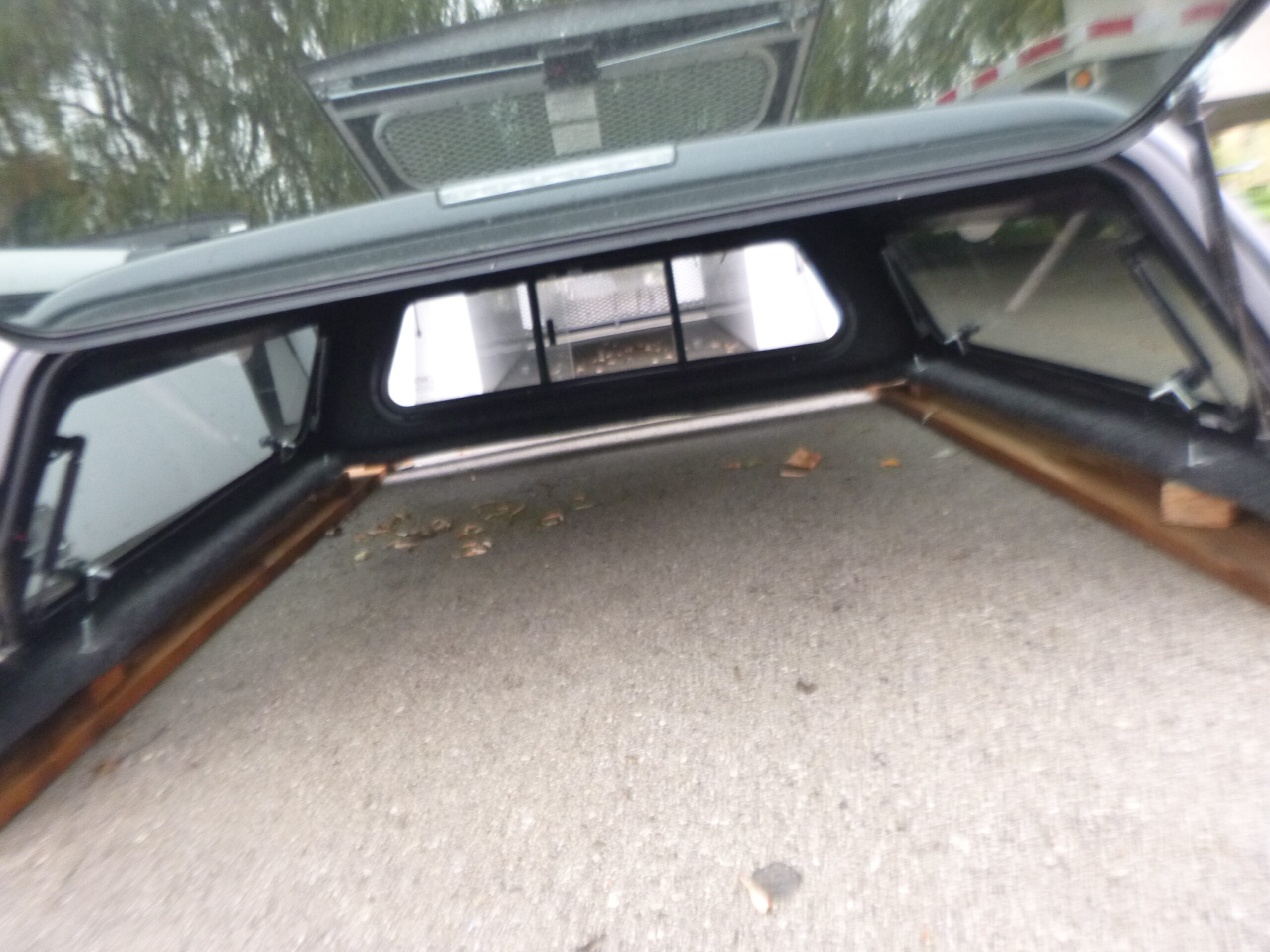 2005 – 2015 Toyota Tacoma 5’2 Grey Leer100R Truck Cap - Image 3