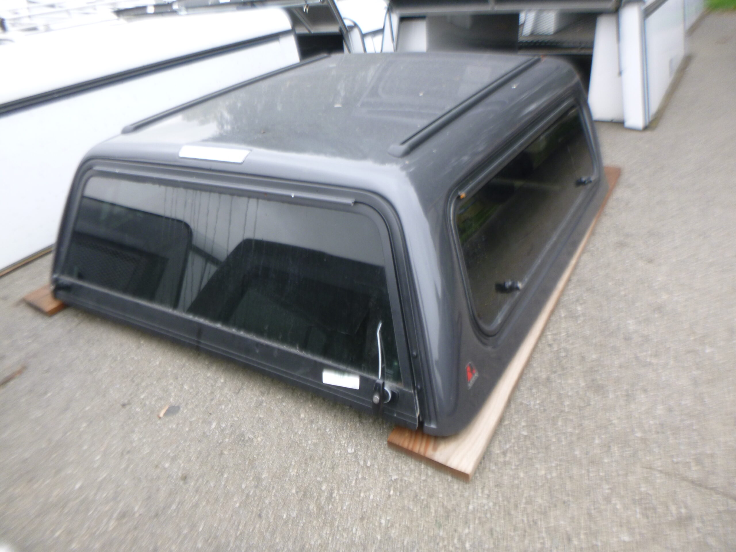 2005 – 2015 Toyota Tacoma 5’2 Grey Leer100R Truck Cap - Image 2