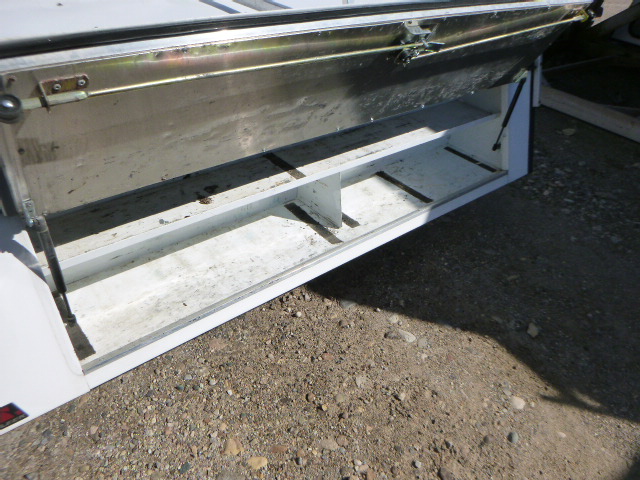 2014 – 2018 GMC Sierra or Chevrolet Silverado 6’6 White Leer Contractor Truck Cap - Image 5