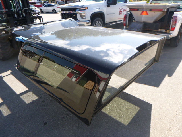 2007 – 2013 Chevrolet Silverado 5’8 Crew Cab Black Leer100XL Truck Cap - Image 3
