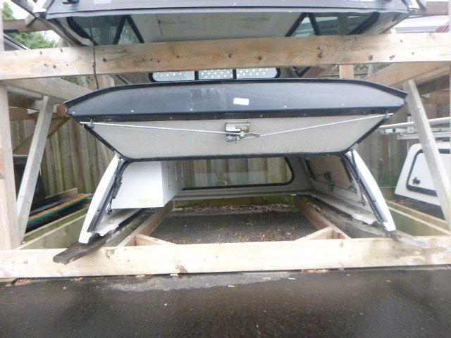 2022 – 2026 Nissan Frontier 5′ QAB White Pearl Leer100SCC Truck Cap - Image 3