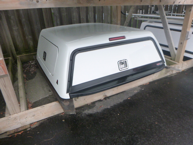2022 – 2026 Nissan Frontier 5′ QAB White Pearl Leer100SCC Truck Cap - Image 2