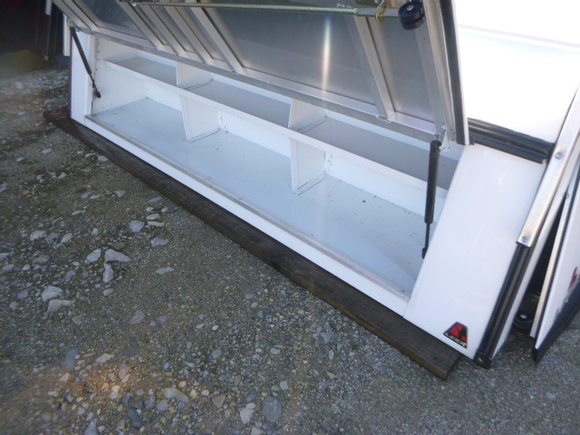 2014 – 2018 GMC Sierra or Chevrolet Silverado 6’6 White Leer Contractor Truck Cap - Image 5