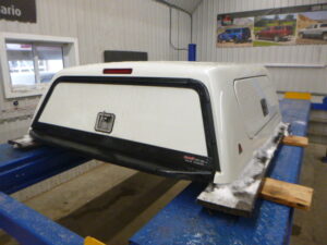 2022 – 2026 Nissan Frontier 5′ QAB Pearl White Leer100SCC Truck Cap