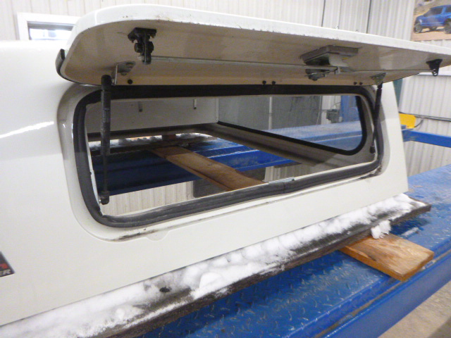 2022 – 2026 Nissan Frontier 5′ QAB Pearl White Leer100SCC Truck Cap - Image 4