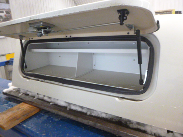 2022 – 2026 Nissan Frontier 5′ QAB Pearl White Leer100SCC Truck Cap - Image 5