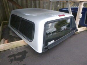 2005 – 2011 Dodge Dakota 5′ PSB Bright Silver Raider Truck Cap
