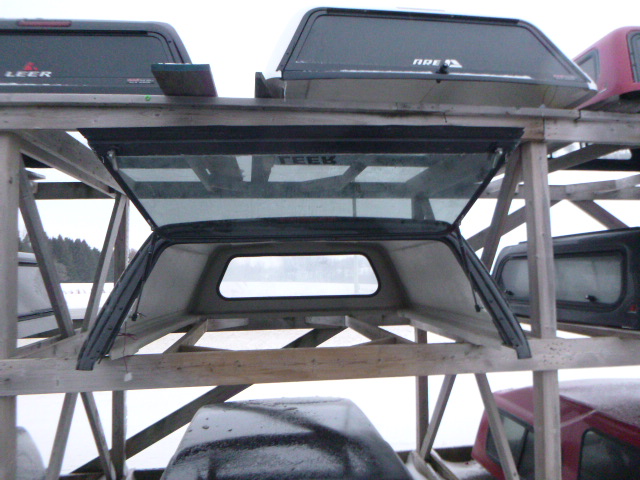 2005 – 2015 Nissan Frontier 6’2 KH3 Super Black Leer Legend Truck Cap - Image 3