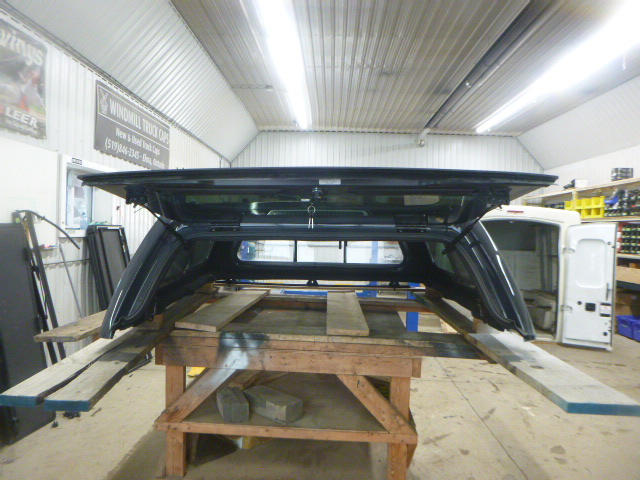 2024 – 2026 Toyota Tacoma 5’2 1L7 Underground Grey Leer 100XR Truck Cap - Image 3