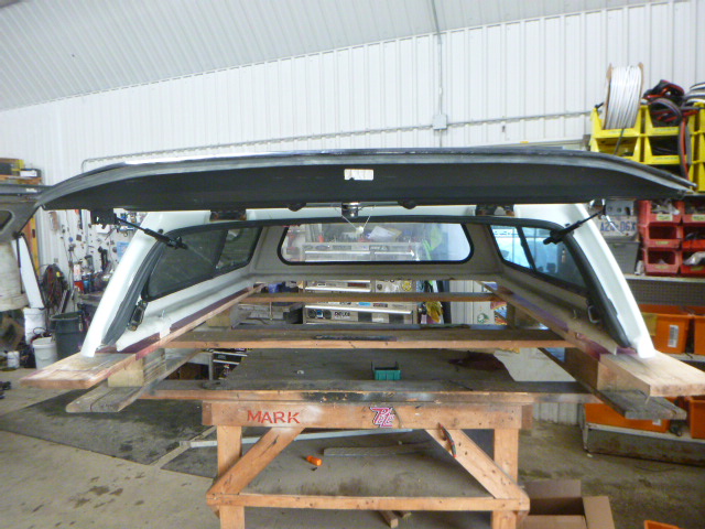 2022 – 2026 Nissan Frontier 6’2 QAK White Leer100XR Truck Cap - Image 3