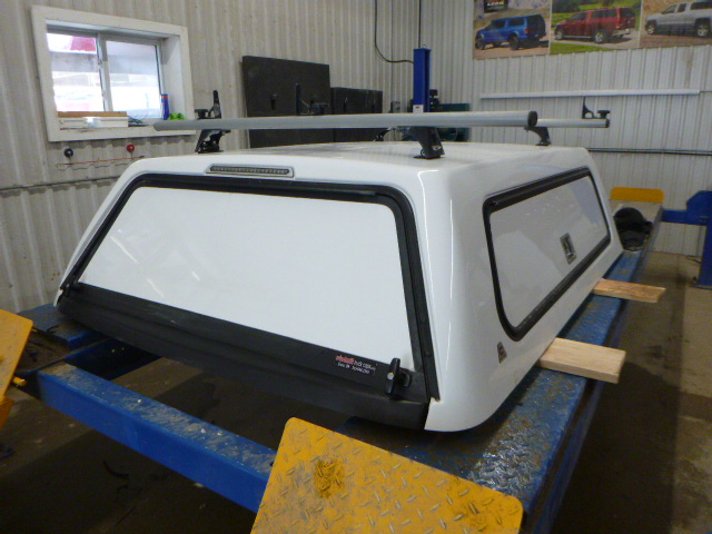 2020 – 2026 GMC Sierra 6’9 HD 2500/3500 GAZ Summit White Leer Truck Cap
