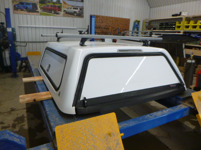 2020 – 2026 GMC Sierra 6’9 HD 2500/3500 GAZ Summit White Leer Truck Cap - Image 2