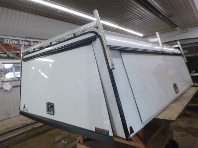 GMC Sierra or Chevrolet Silverado 8′ White Highrise Leer Contractor Truck Cap