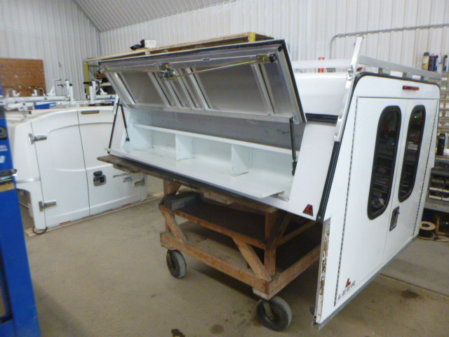 GMC Sierra or Chevrolet Silverado 6’6 White Leer Contractor Truck Cap - Image 4