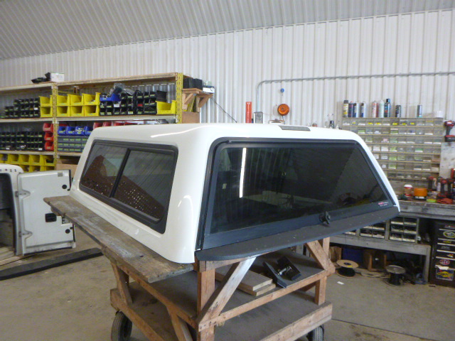 Nissan Titan 5’6 QAB Pearl White Contour IV Truck Cap - Image 2