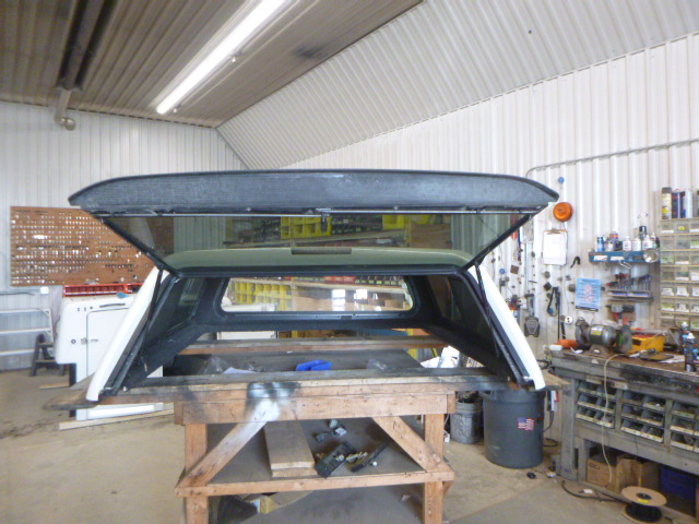 Nissan Titan 5’6 QAB Pearl White Contour IV Truck Cap - Image 3