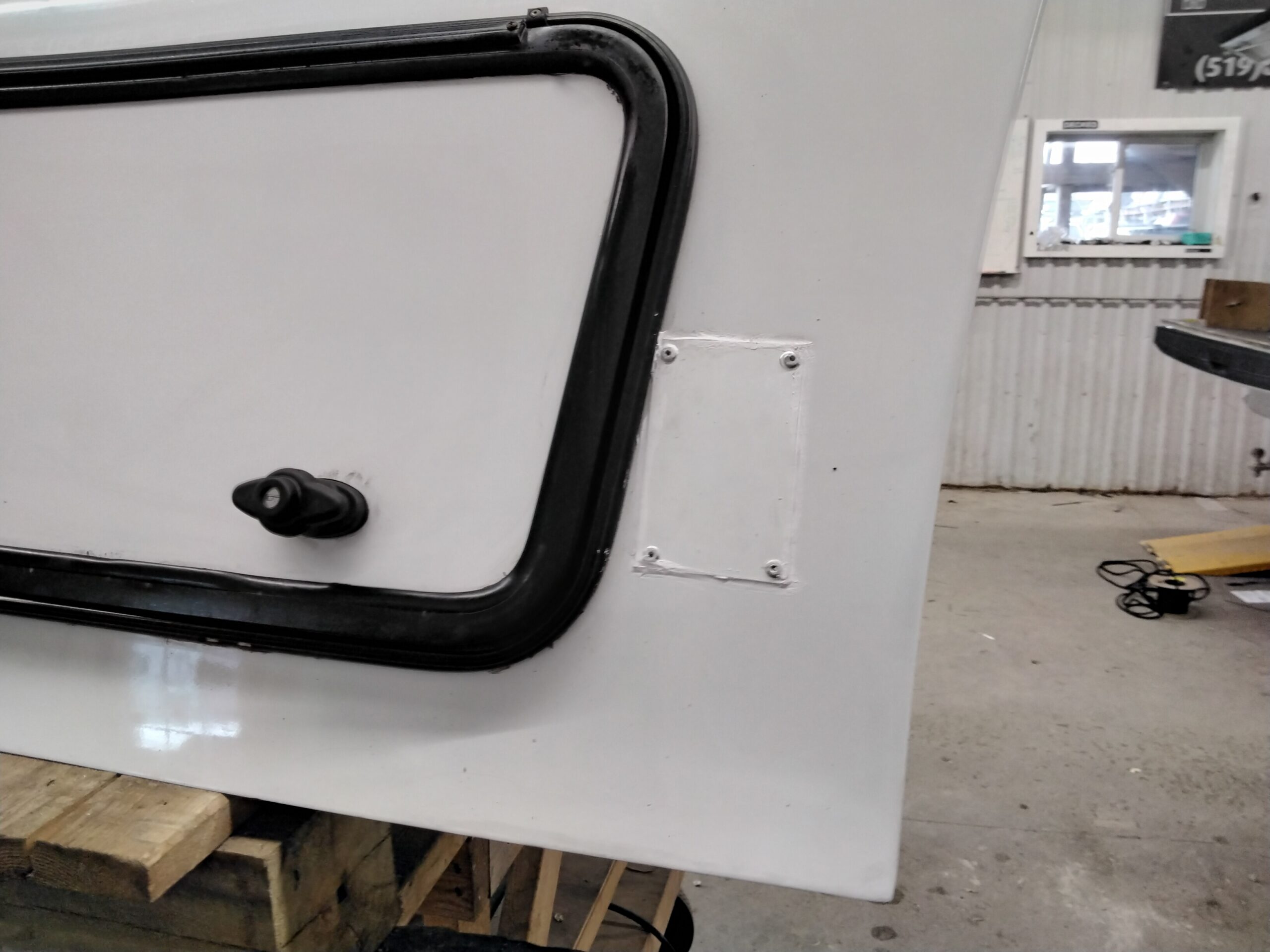 Dodge Ram 1500 6’4 PW7 Bright White Fibrobec Truck Cap - Image 3