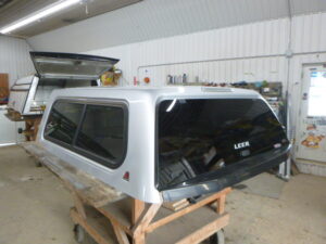 Ford F150 5’6 UX Ignot Silver Leer100XR Truck Cap