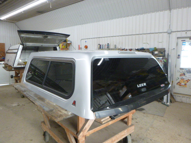 Ford F150 5’6 UX Ignot Silver Leer100XR Truck Cap