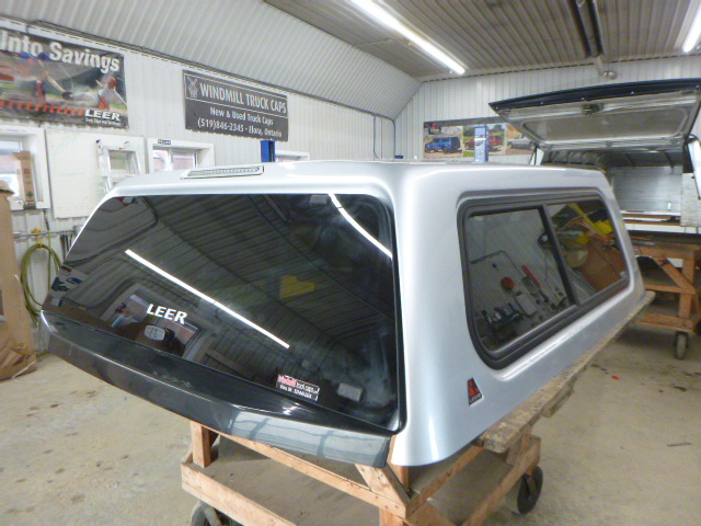 Ford F150 5’6 UX Ignot Silver Leer100XR Truck Cap - Image 2