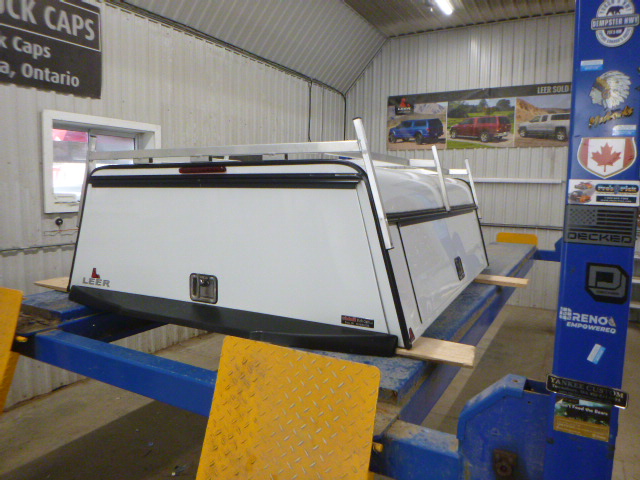 Ford Superduty 6’9 White Leer Contractor Truck Cap - Image 2