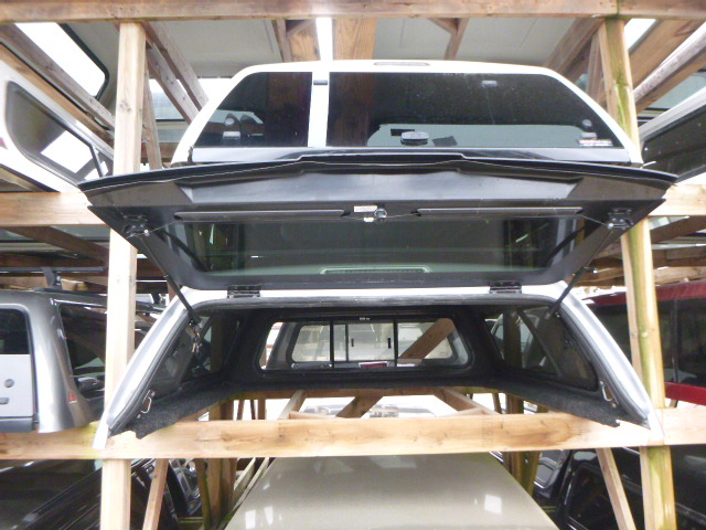 Ford F150 5’6 JS Iconic Silver Leer100XL Truck Cap - Image 3